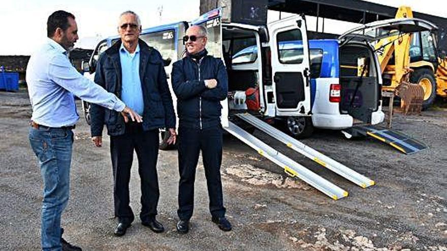 Lorenzo Rodríguez (i), junto a dos taxistas con licencias PMR, Santiago Viera y Vidal Ramos, en la sede de Taxitel.