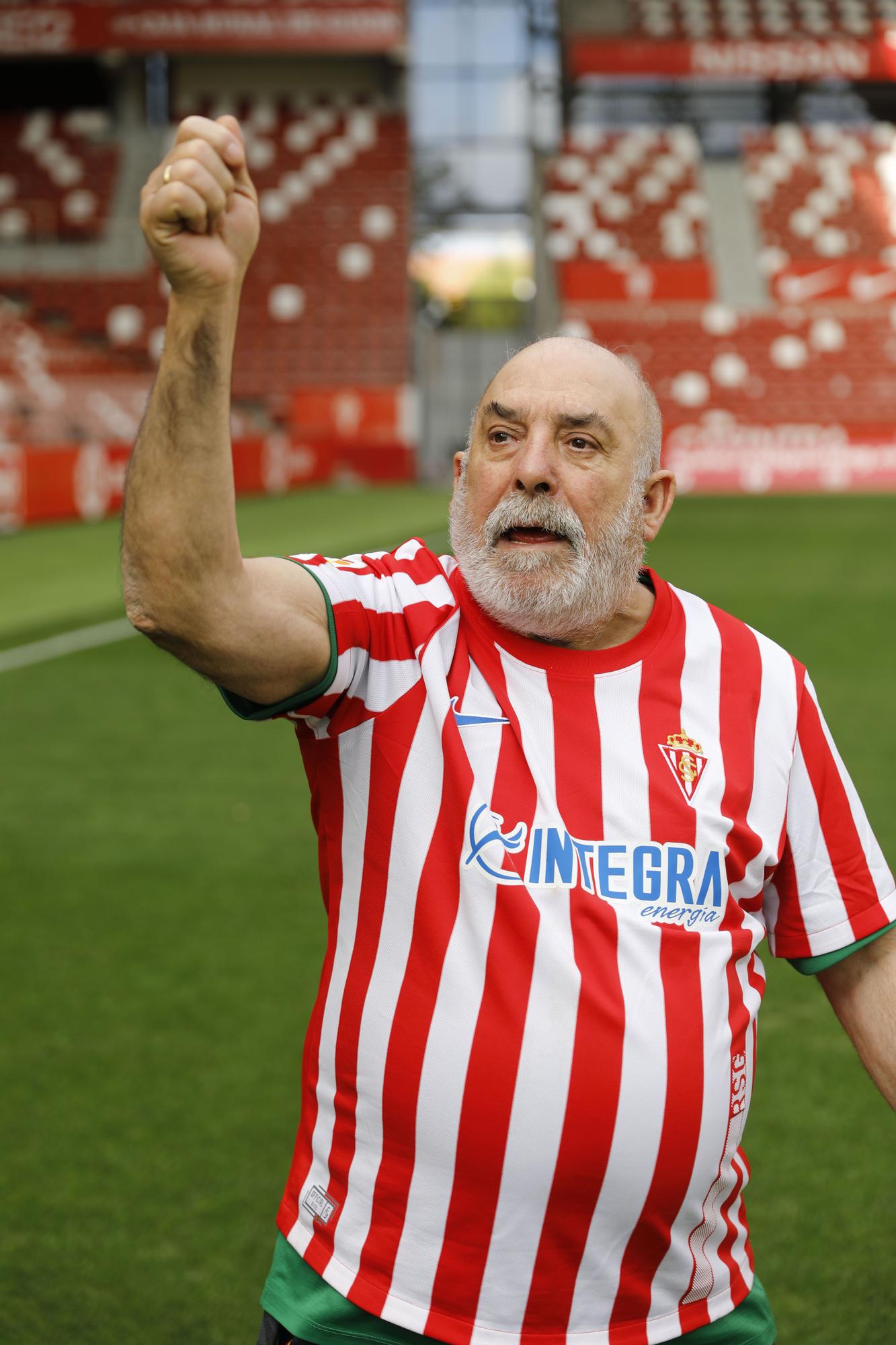 Los aficionados del Oviedo y del Sporting se visten de jugadores para el derbi