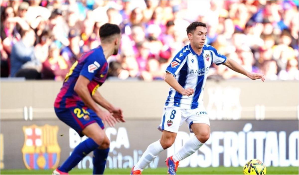 Olasagasti conduciendo un balón ante el Barcelona en el Camp Nou