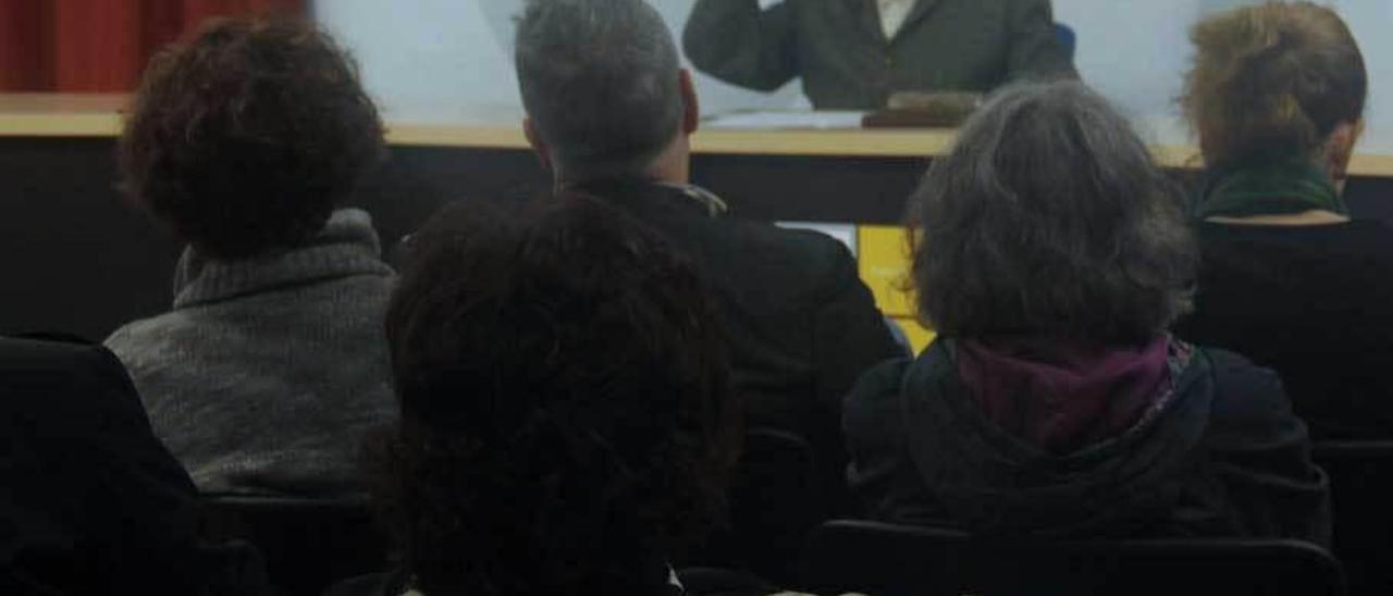 Gustavo Bueno imparte su clase magistral en el salón de actos de la sede de su Fundación.