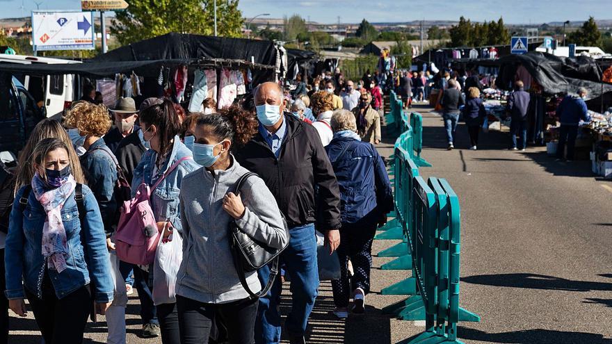 GALERÍA | La valla que fractura al mercadillo de Zamora