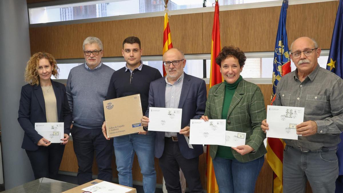 La alcaldesa, Carmina Ballester, y representantes de Correos, entre otros, presentaron este miércoles el matasellos turístico.