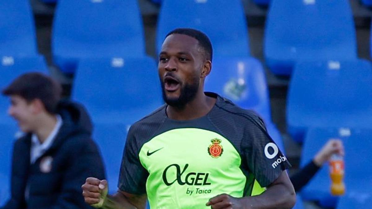 Larin celebra el gol de penalti marcado al Getafe.