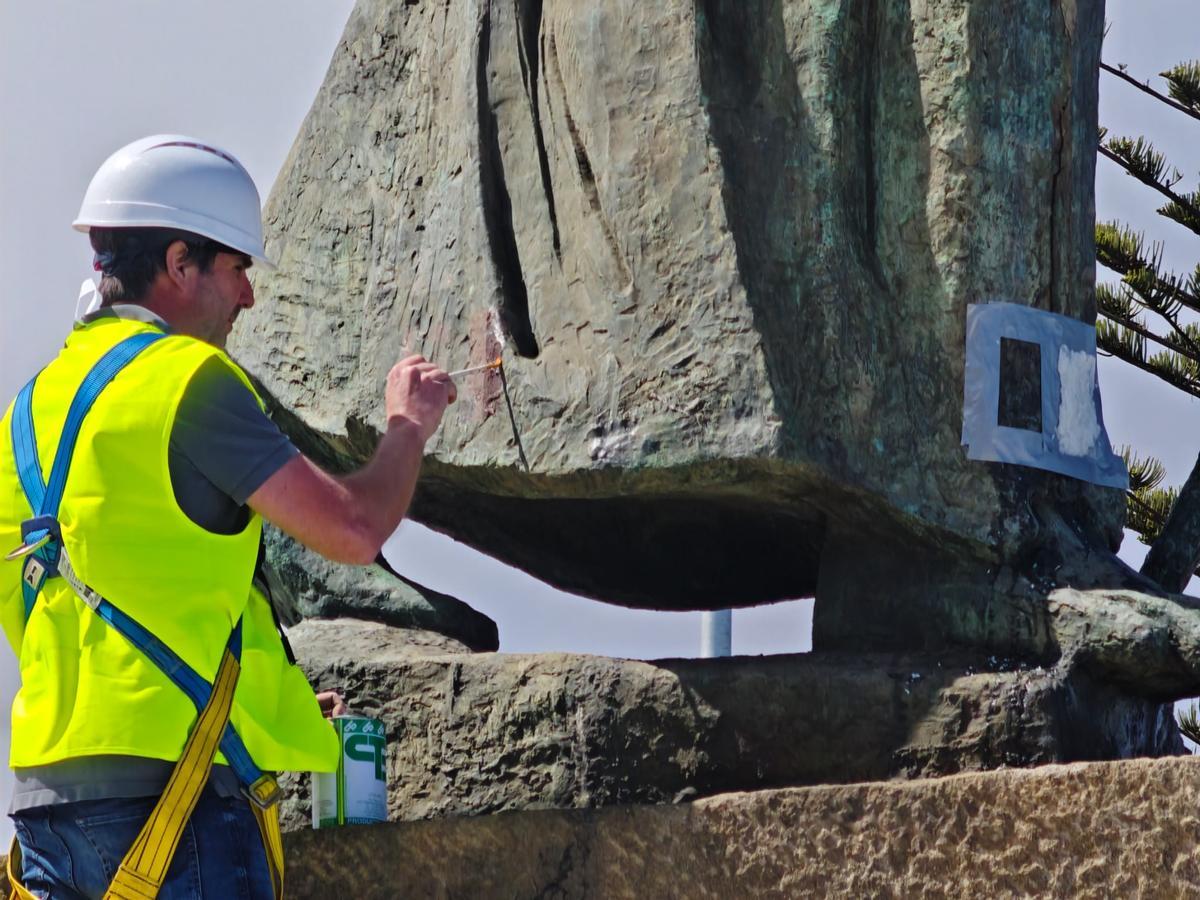 Toma de muestras en la escultura de Padre Anchieta.