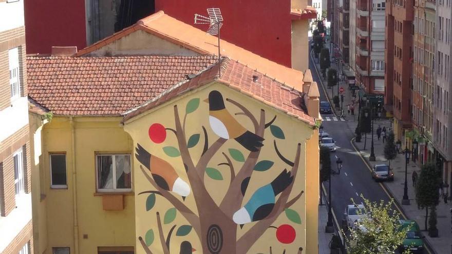 El mural de Agostino Iacurci en el edificio de la avenida de Pumarín.