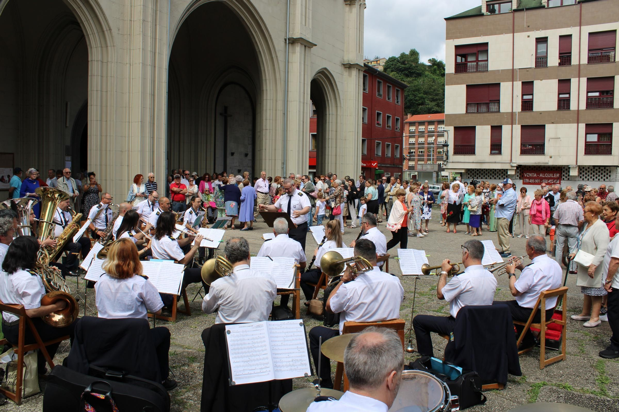 Así es el último día de las fiestas en Sama: del concierto del Coro "Santiaguín" a la jira por los bares, pasando por la música constante