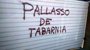 Pintada en la puerta de acceso a la vivienda del periodista Tomás Guasch.