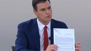  Pedro Sánchez, durante el ’cara a cara’, mostrando la carta que la Junta de Castilla y León envío a Carmen Albillo.