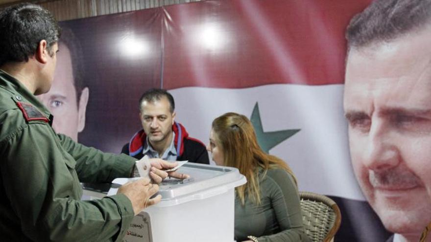 Un soldado vota en un colegio electoral en Damasco.