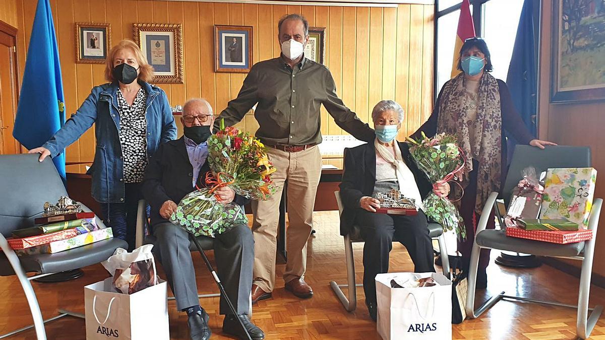 Por la izquierda, la edil Elma Esther Suárez, Aurelio Esteban, Tomás Fernández, Manuela Naves y la también edil Patricia Álvarez, durante el acto de entrega de los premios “Abuelos del Año” de Ribera de Arriba. | L. B.