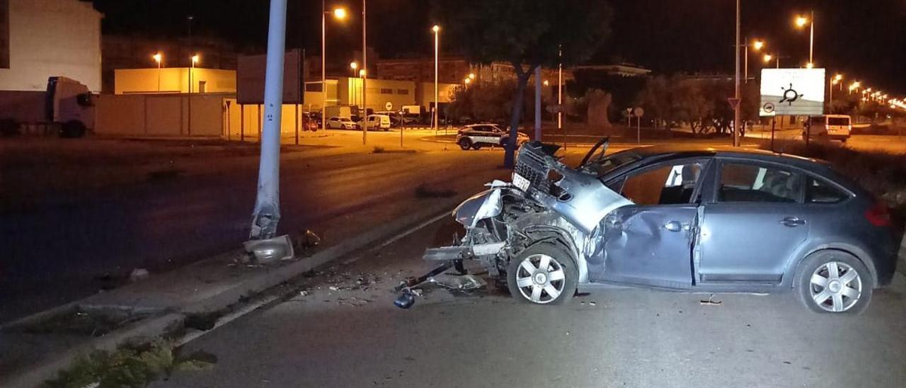 Cinco jóvenes heridos en un accidente de tráfico en Novelda tras dar el conductor positivo en el test de alcohol