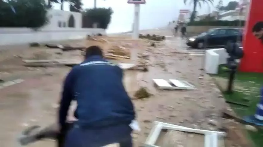 Un enorme mero en el asfalto y locales de ocio destrozados en el primer muntanyar de Xàbia