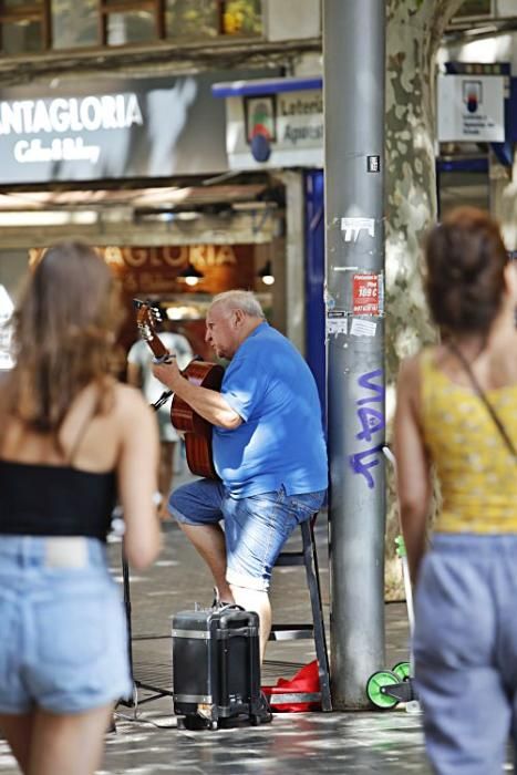 Im Sommer legen sich Hitze und Trägheit über Palmas Innenstadt. Nele Bendgens hat Einheimische und Besucher beobachtet