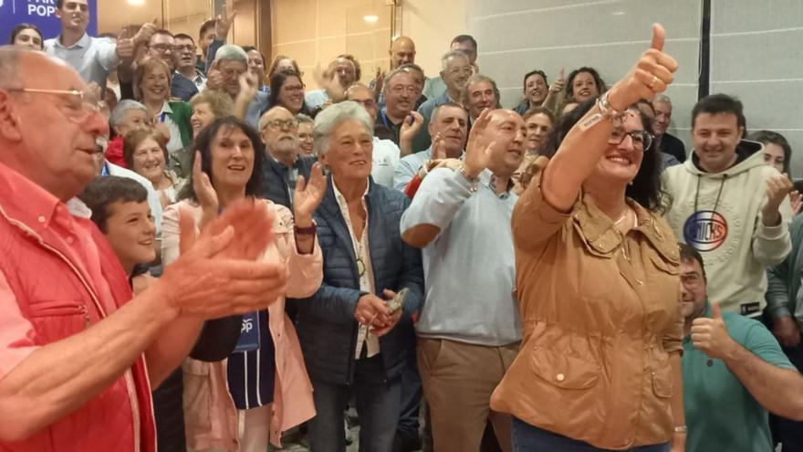 Lucía Calvo de la Uz, con el pulgar en alto, durante la noche electoral en la que se confirmó la aplastante victoria del Partido Popular en el Ayuntamiento de Teo