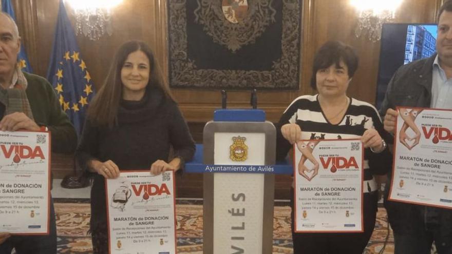 Carlos Vigil, Ana Suárez, María Teresa Díaz y Juan Antonio Valbuena, ayer, en la presentación del maratón. | I. G.