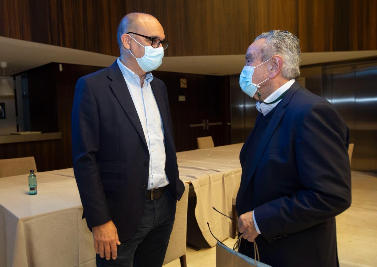 Manuel Palomar y Andrés Pedreño charlan unos minutos antes de la conferencia.