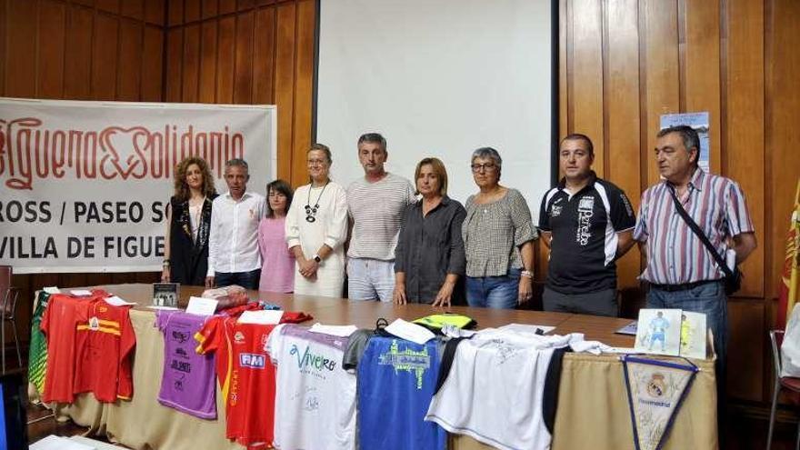 Autoridades, organizadores y familias, en la presentación celebrada ayer en Jarrio.