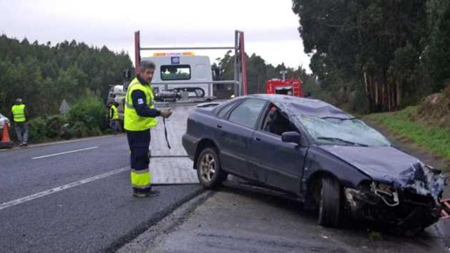 Uno de los coches siniestrados en el accidente de ayer en la A-6. / la opinión