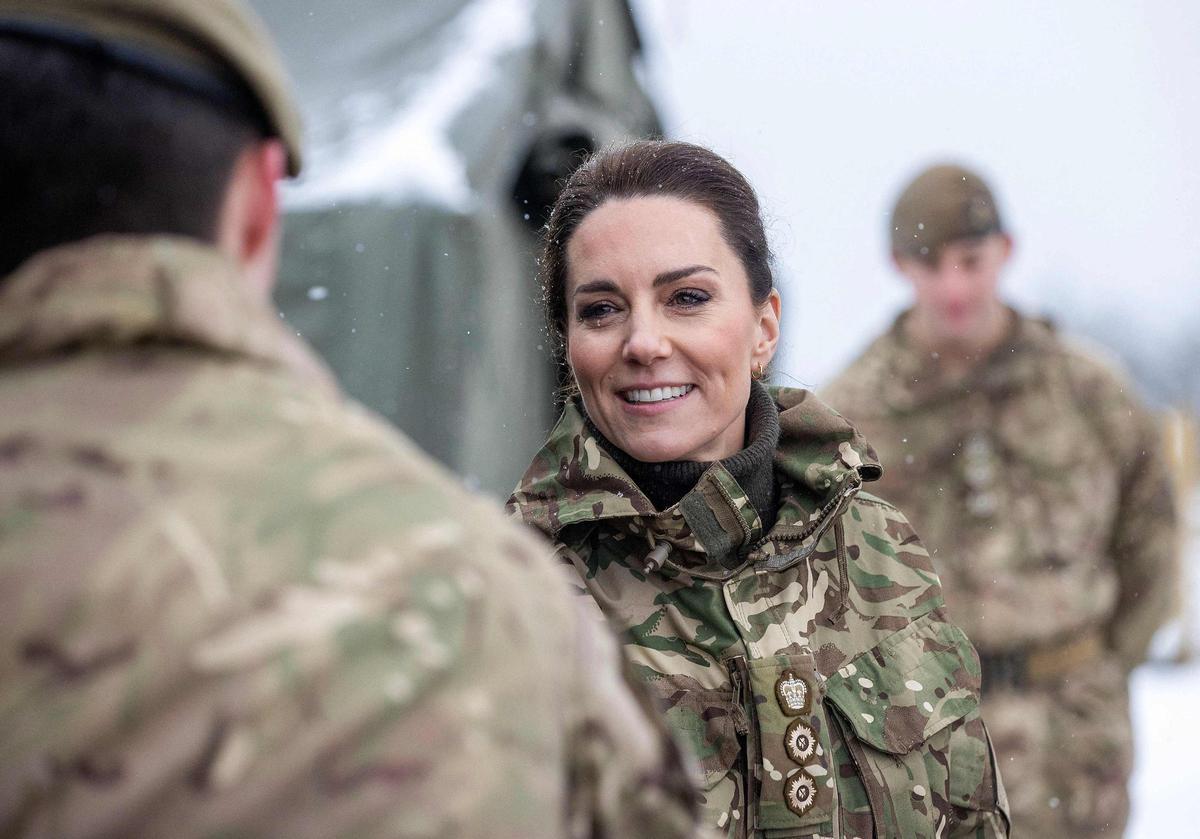 La Princesa de Gales, Catalina practica simulacros de soldados heridos durante su visita al 1er Batallón de Guardias Irlandeses en un ejercicio de entrenamiento cerca de Salisbury, sur de Inglaterra, el 8 de marzo de 2023