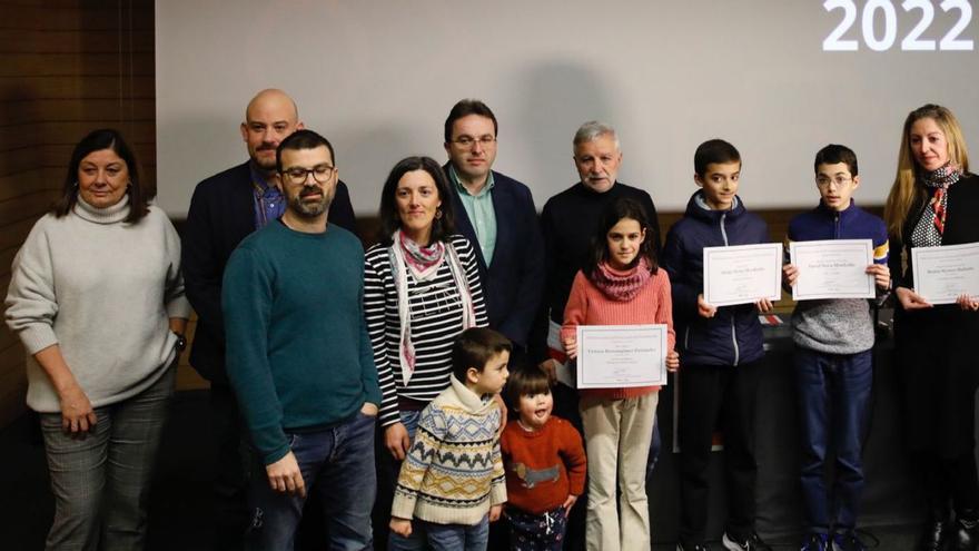 Entrega de premios a los finalistas de Gijón Leyendo en la Escuela de Comercio. | Ángel González