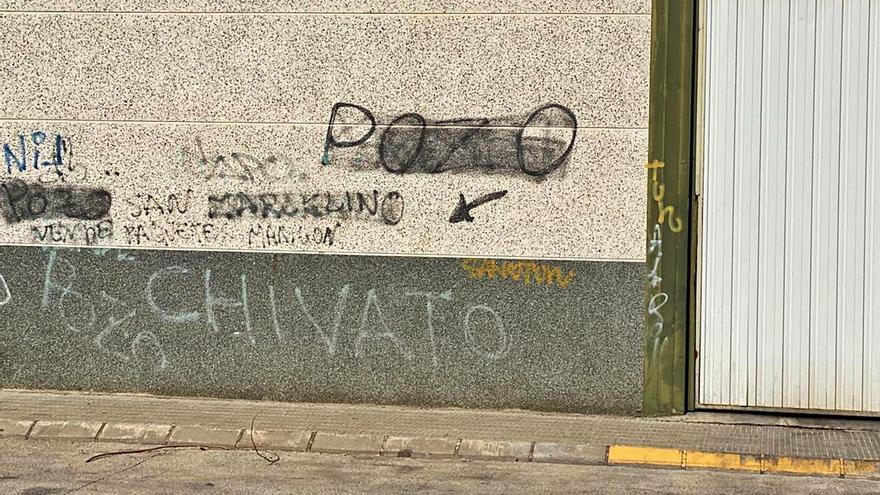 Pintadas que investiga la Guardia Civil donde se acusa al fallecido de «chivato». | LEVANTE-EMV