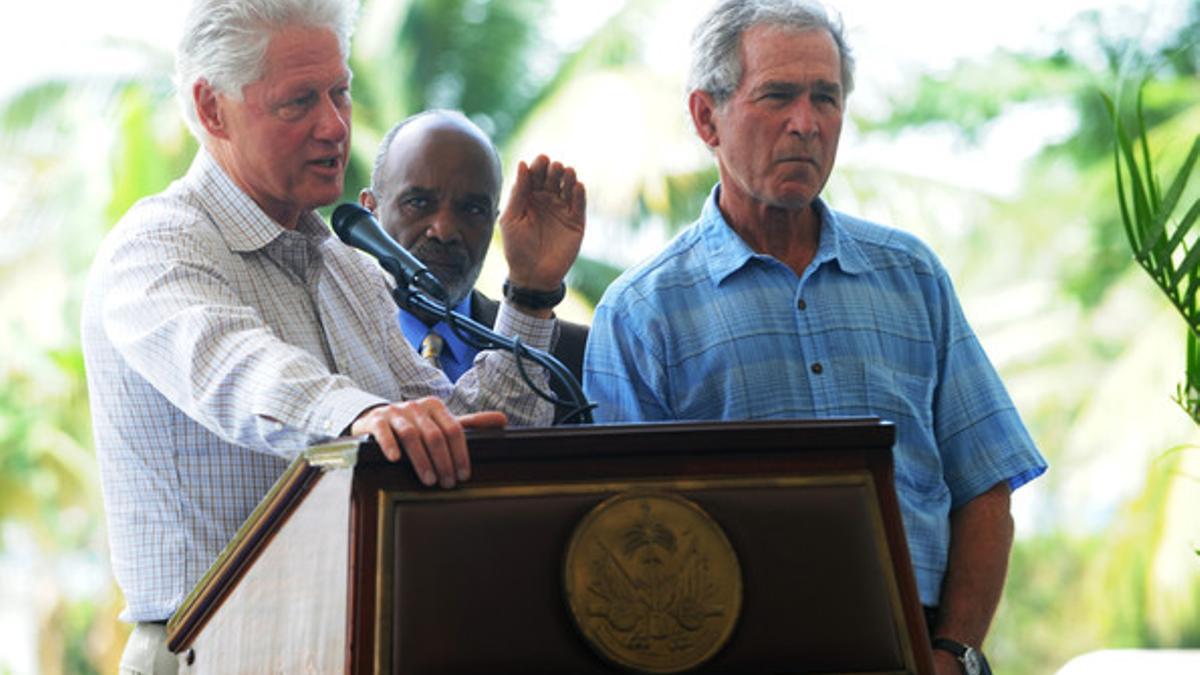 Los expresidentes Bill Clinton (izquierda) y George W. Bush en una visita a Haití, en marzo del 2010.