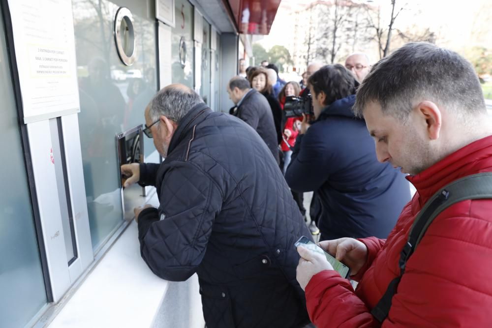 Colas en El Molinón para las entradas del derbi