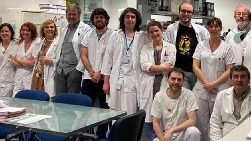 Parte del equipo del laboratorio. Desde la izquierda, de pie, Almudena Gutierrez, Ana Isabel Fidalgo, Isabel Cuevas, Marta E. Álvarez-Argüelles, Santiago Melón, Álvaro Leal, Cristian Castelló, Susana Rojo-Alba, Gabriel Martín, María Pando, Fernando Vázquez y Ángeles Lobeto. Agachados, Roberto Prada y José A. Boga.