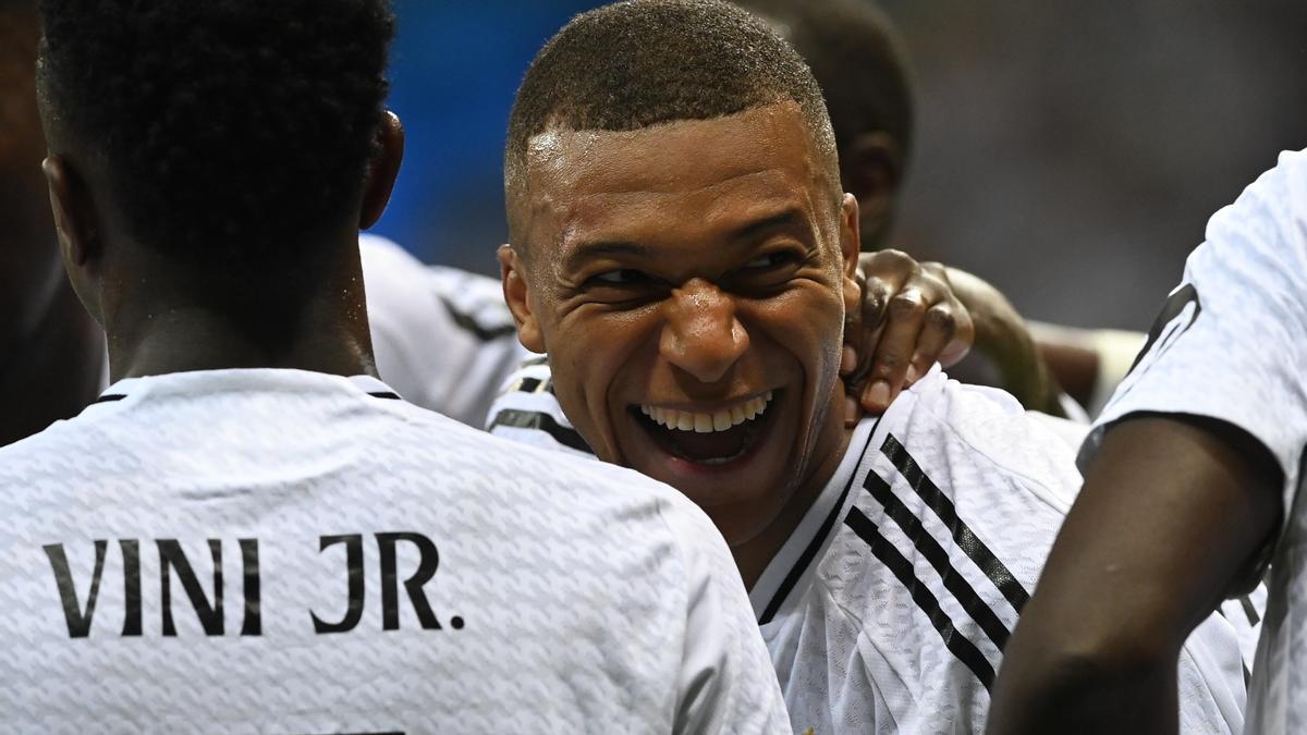 Kylian Mbappe celebra su primer gol con el Real Madrid en la final de la Supercopa