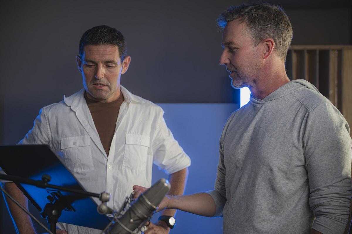 Figueres, a la izquierda, junto al actor Edward Norton, narrador del documental