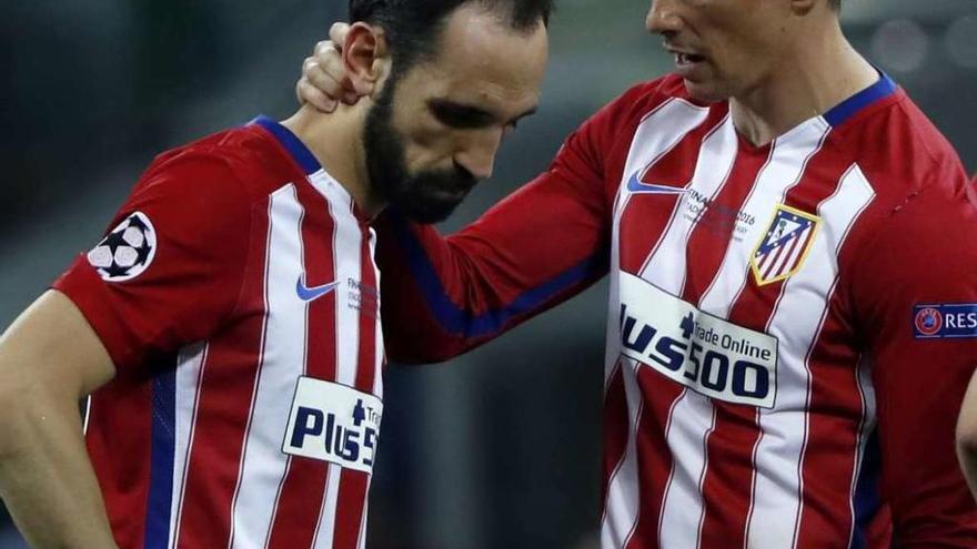 Fernando Torres consuela a Juanfran tras fallar éste el penalti decisivo. // Ballesteros (Efe)