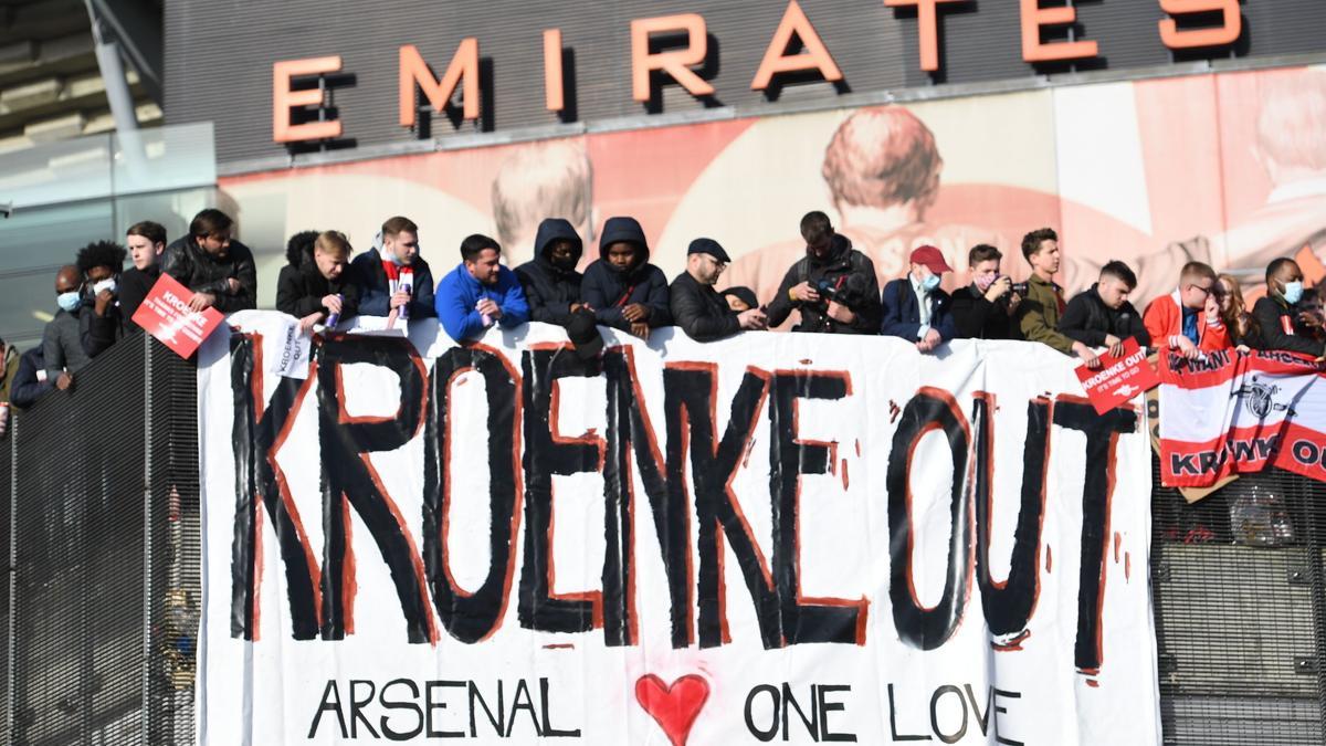 Aficionados del Arsenal protestan contra la gestión del club.