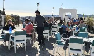 La hostelería de Málaga prevé repercutir este verano los altos precios del pescado o del aceite