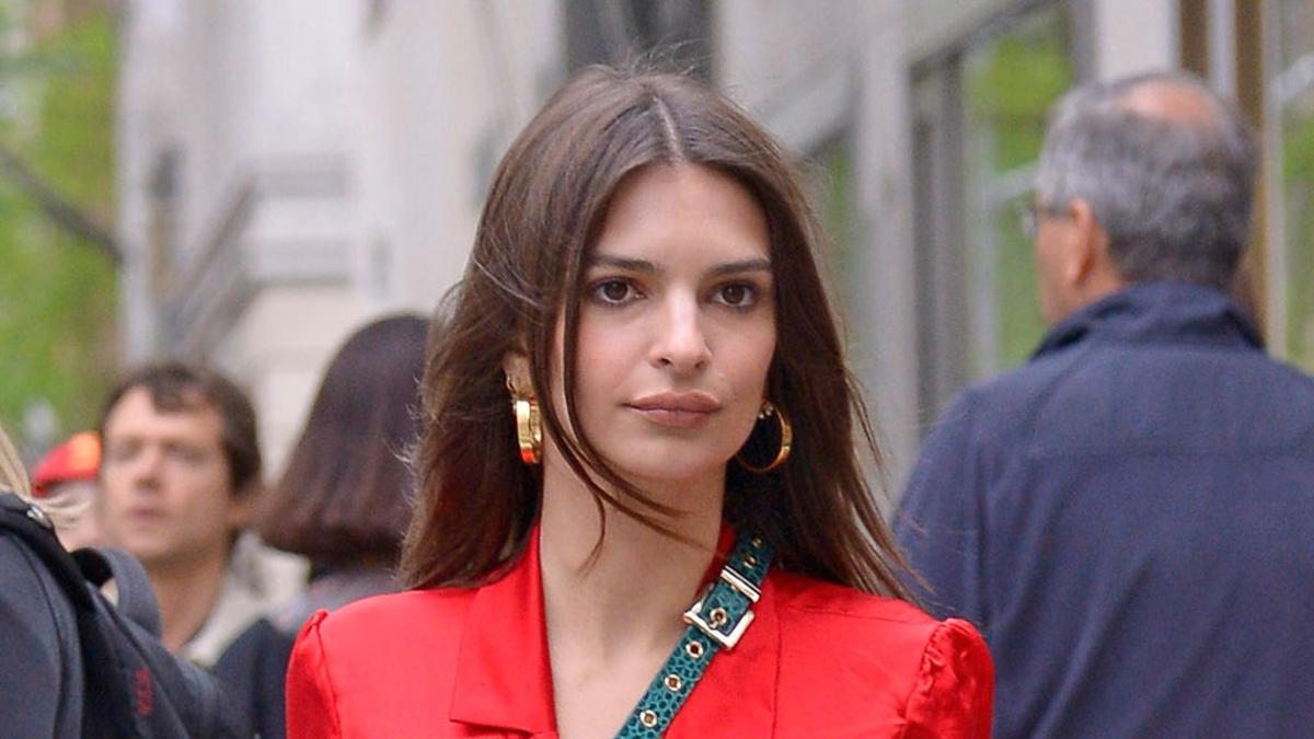 Emily Ratajkowski pasea con un look 'total red' por las calles de Nueva York