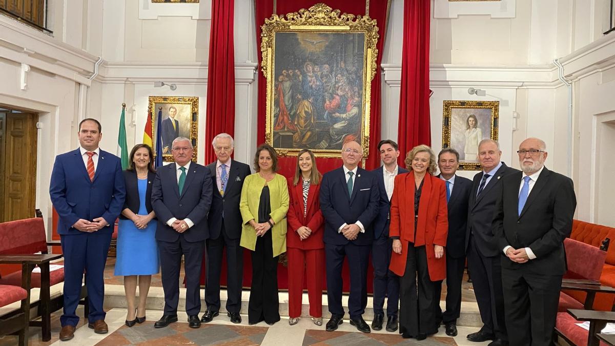 El doctor Miguel Ramírez Baena, primero por la izquierda, ha sido galardonado con el premio Mejor Expediente MIR 2022, que conceden los facultativos andaluces.