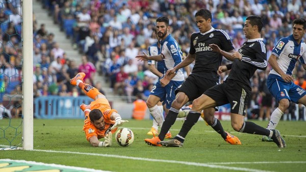 Casilla detiene un remate ante Varane y Cristiano durante el partido de liga entre el Espanyol y el Real Madrid.
