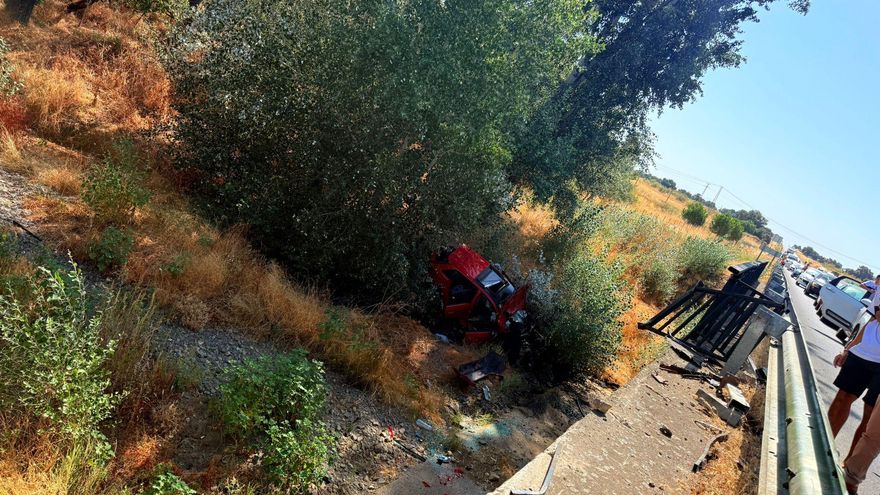 Cuatro heridos al colisionar dos vehículos en la A-422 a su paso por Villanueva del Duque