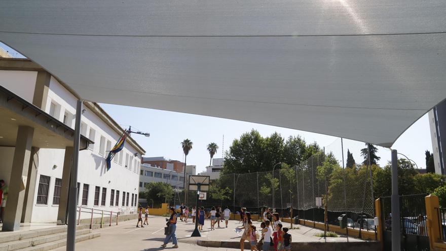 El PSOE de Córdoba acusa a Bellido de "ir tarde" con los toldos de la Feria y asegura que "no cumplirá" con los colegios