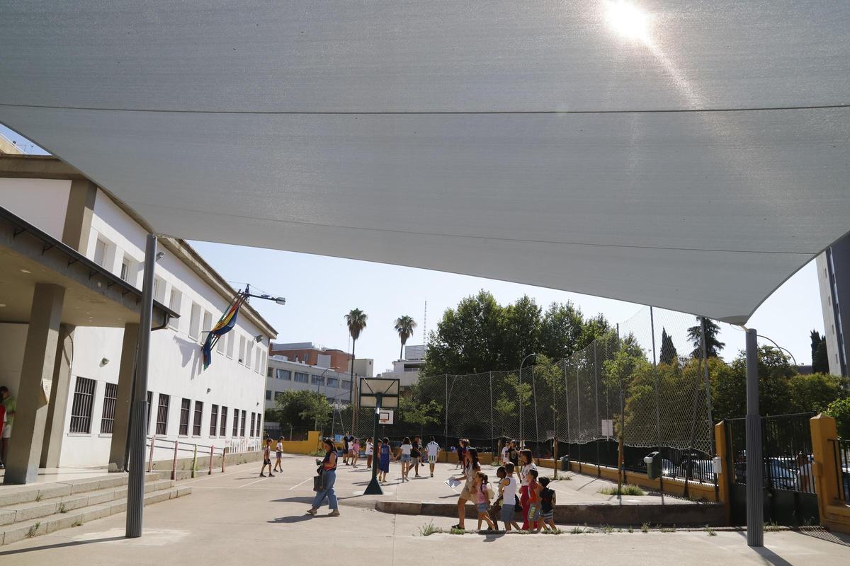 Toldos instalados por el Ayuntamiento de Córdoba en un colegio.