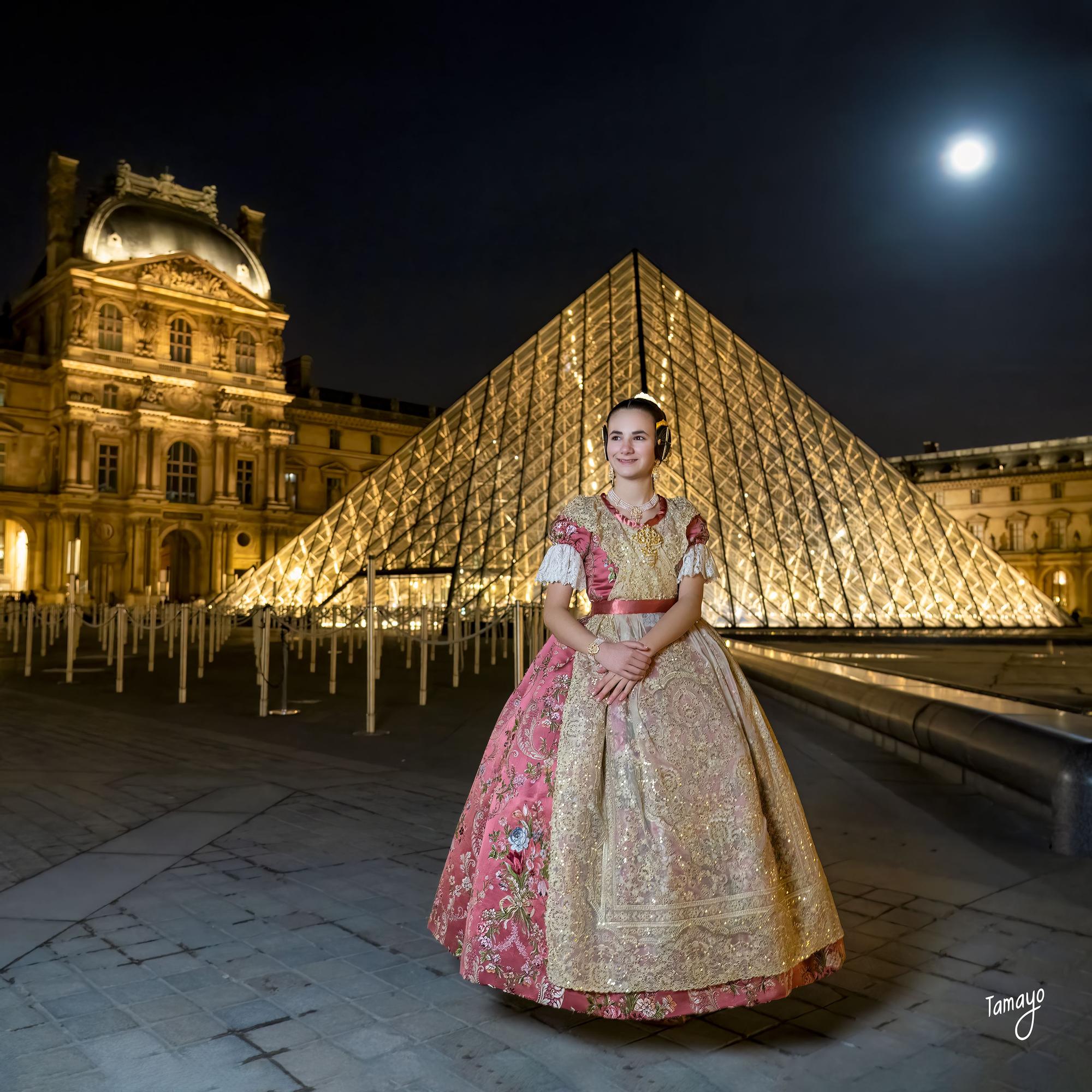 La invitación de la Casa Regional de València ha pemitido combinar la imagen de una representante de la fiesta con el París más icónico