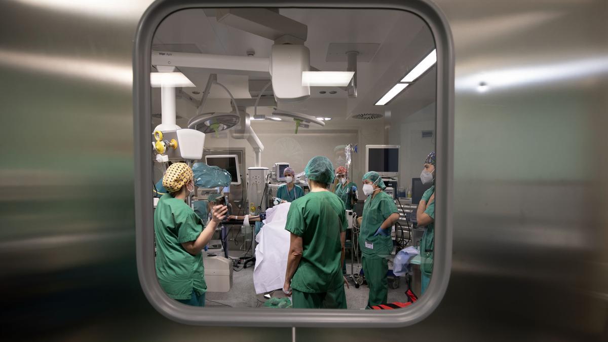 Intervención quirúrgica en el Hospital de Conxo de Santiago de Compostela.
