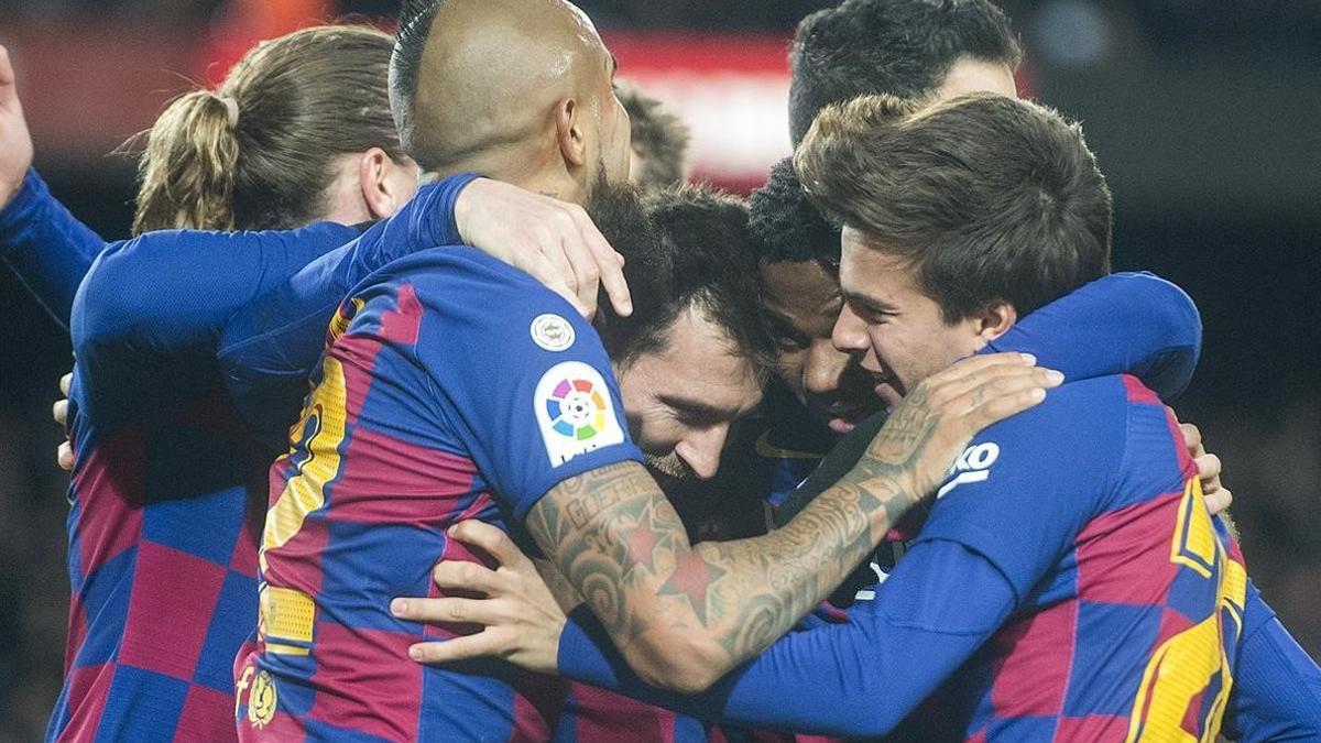 Messi se abraza a Ansu Fati y Riqui Puig tras el primer gol