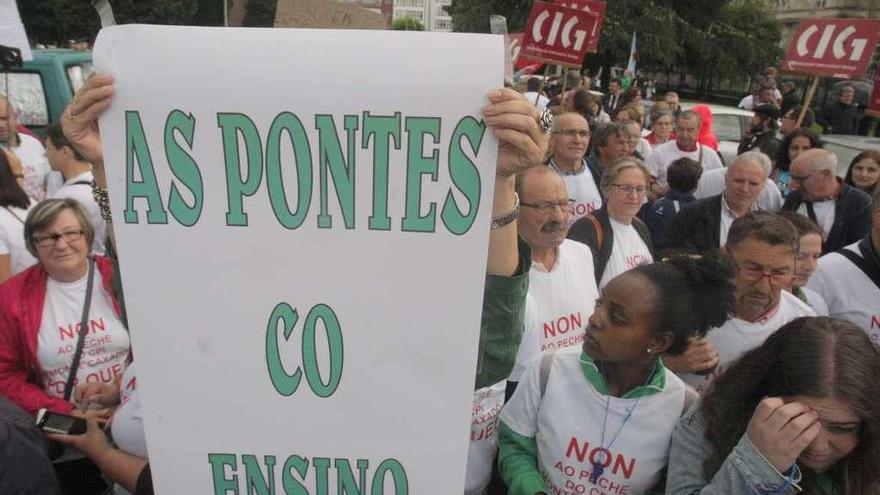 Protesta delante de la sede de la Xunta contra el cierre de colegios, la semana pasada, en Santiago.
