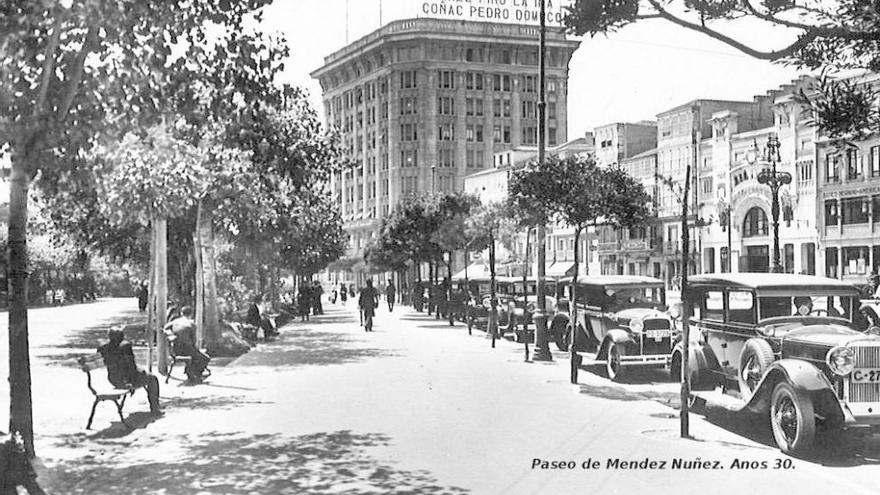 Foto de los Cantones en los años 30 en el archivo provincial, con publicidad en el edificio del Banco Pastor.