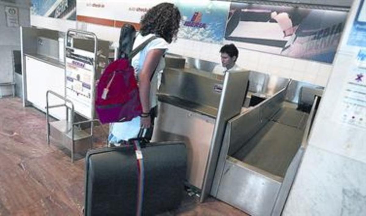 Iberia estudia si cobra un recargo a los pasajeros por sus maletas