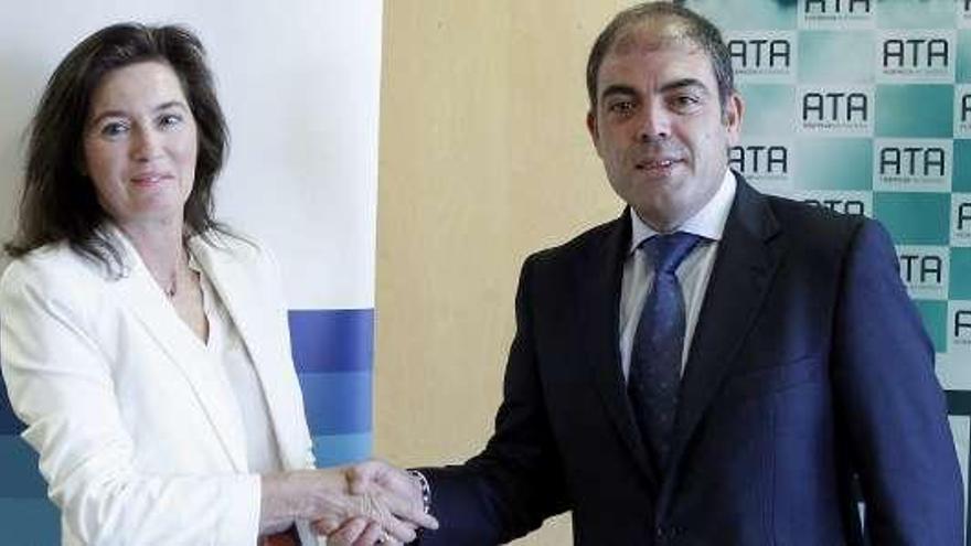 Cristina de Parias y Lorenzo Amor, tras la firma del acuerdo.