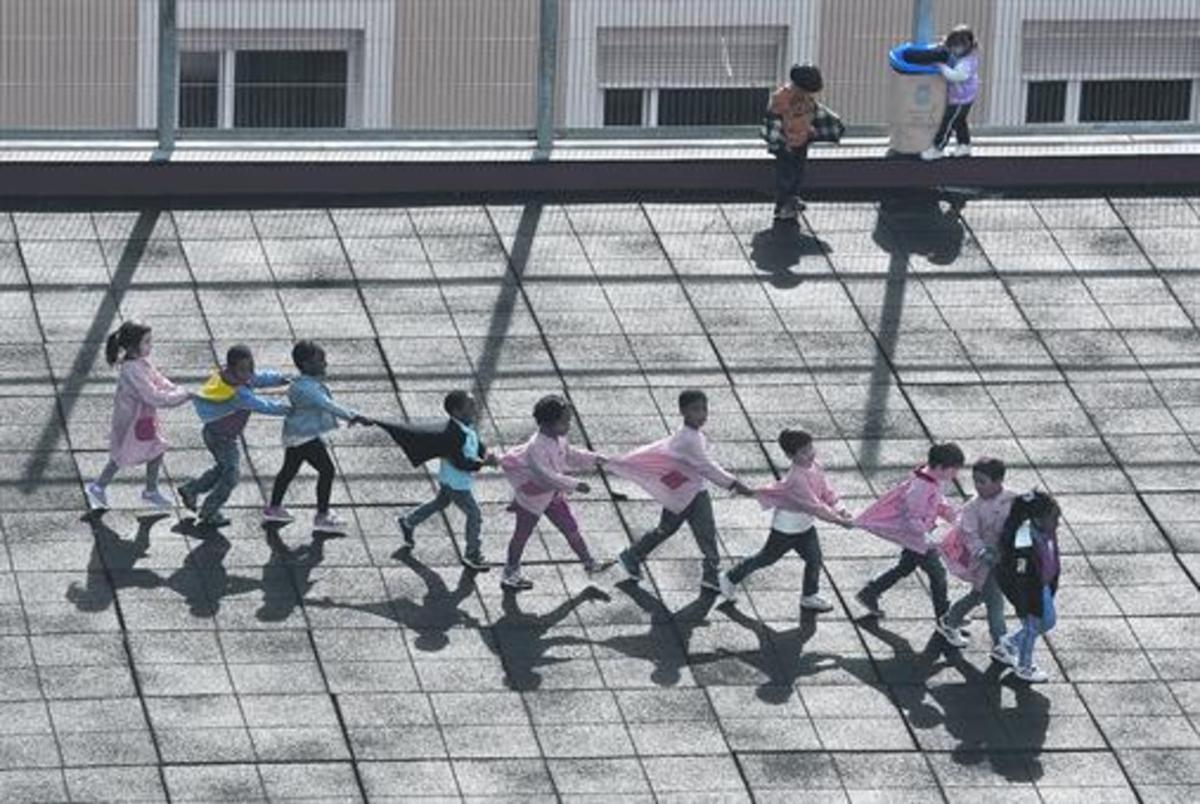 Alumnos del colegio público Cisneros de Santander juegan en el patio.