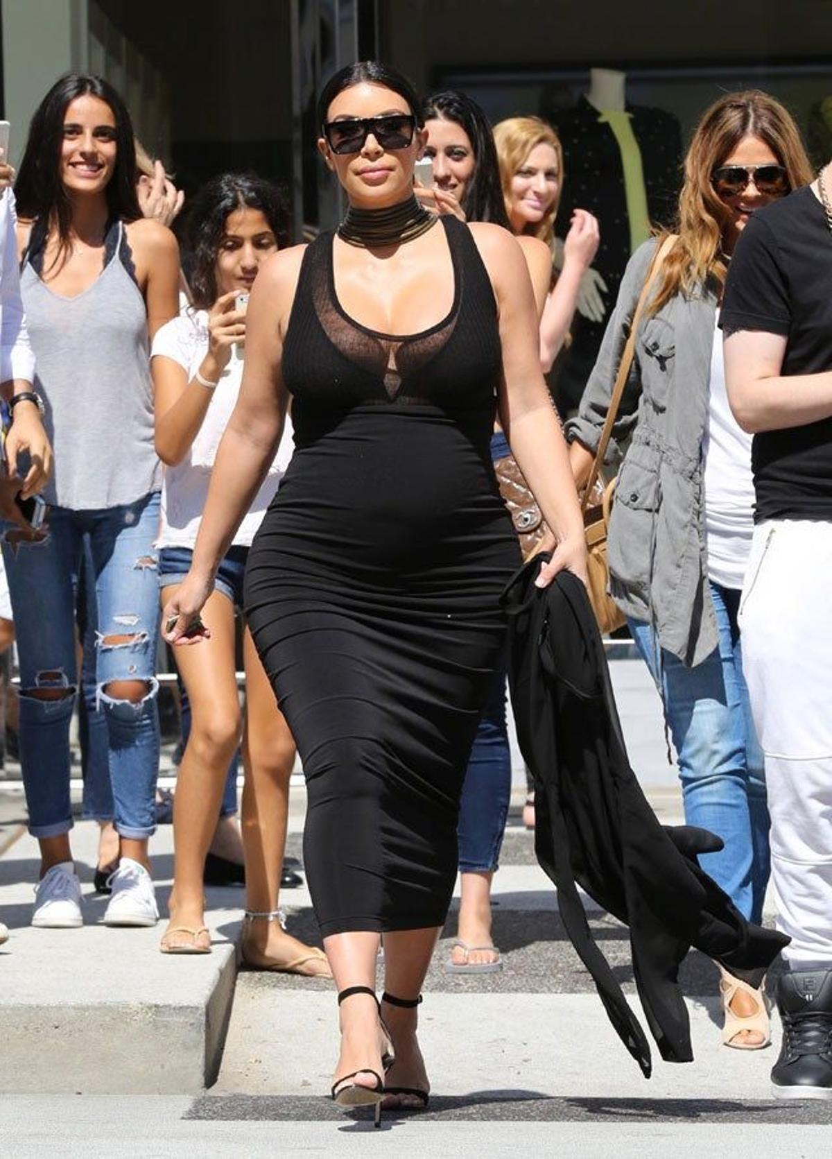 Kim Kardashian con un ajustado vestido negro de corte midi