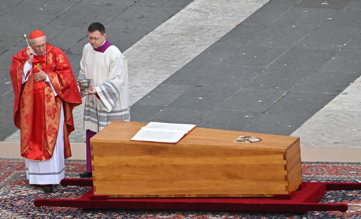 El cardenal Giovanni Battista Re bendice el ataúd del Papa emérito Benedicto XVI durante su misa fúnebre en la plaza de San Pedro en el Vaticano.