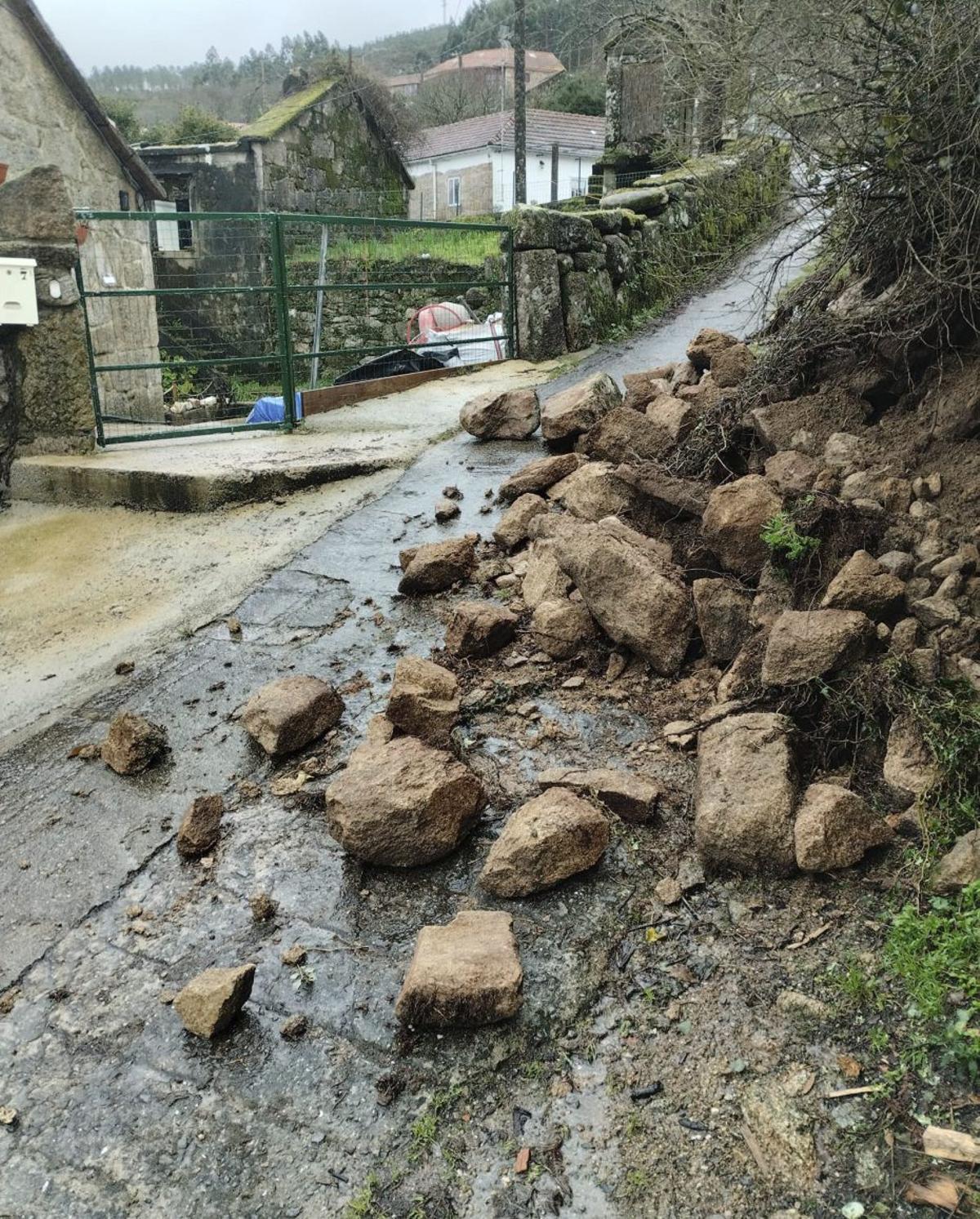 Daños por el temporal en una pista municipal de A Lama.